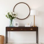 Dekoracje na komodę w przedpokoju: jak łączyć styl z funkcjonalnością i uniknąć chaosu