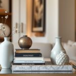 Jak układać dekoracje na stolik boczny, by tworzyły spójną i stylową kompozycję