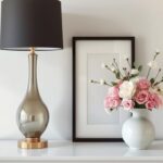 Lampka, wazon i rama na komodzie: jak ustawić je z wyczuciem proporcji i stylu dla harmonijnej aranżacji