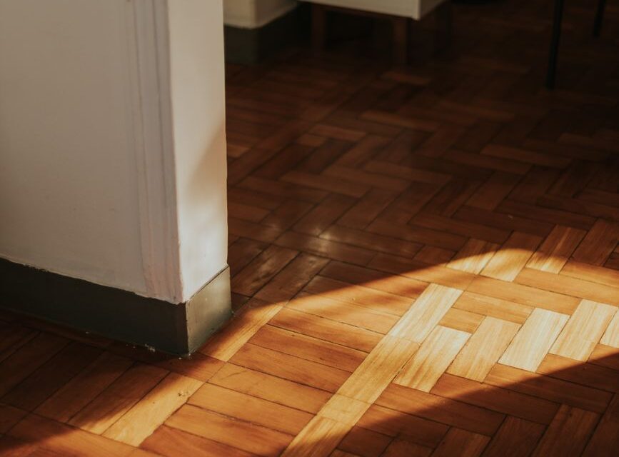 Czy samodzielne cyklinowanie podłogi drewnianej ma sens?